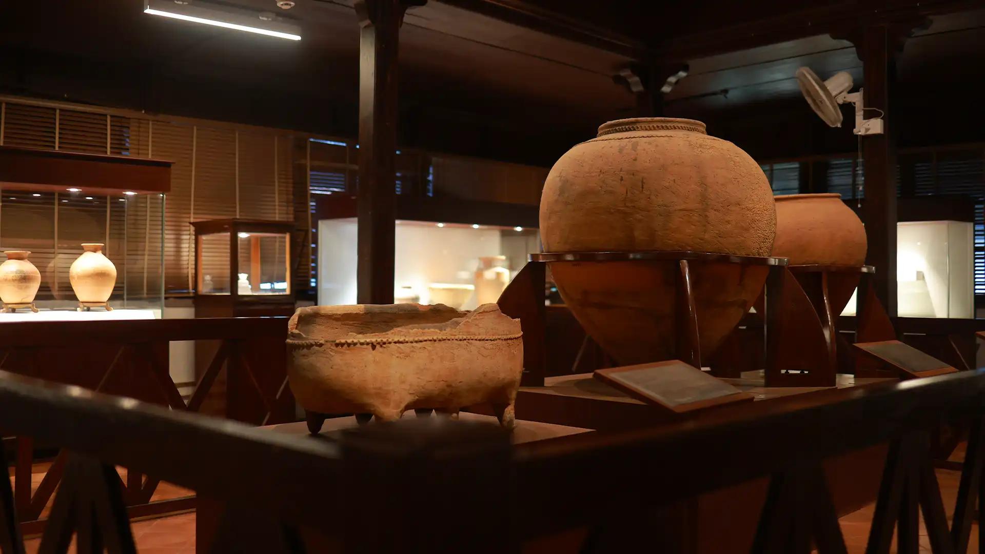 Historical Artefacts at Pazhassi Raja Museum & Art Gallery Historical Artefacts at Pazhassi Raja Museum & Art Gallery