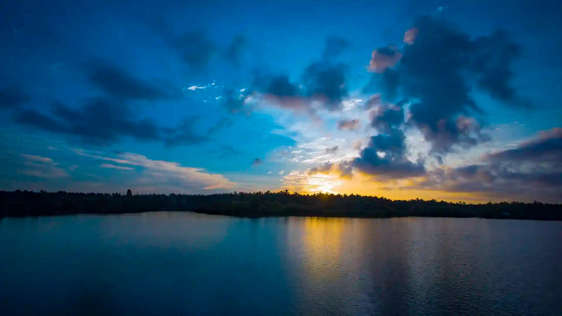 Sunset at Valiyaparamba Backwaters Sunset at Valiyaparamba Backwaters