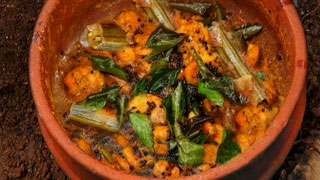 Click here to view Chemmeen Muringakka Curry