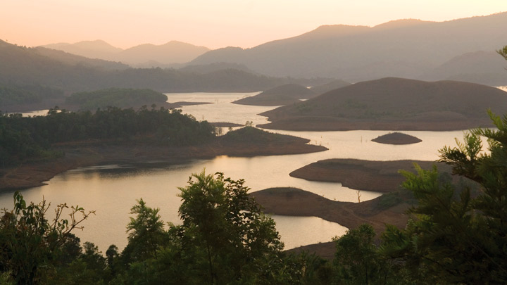 Banasura Sagar Dam - the largest earth dam in India 