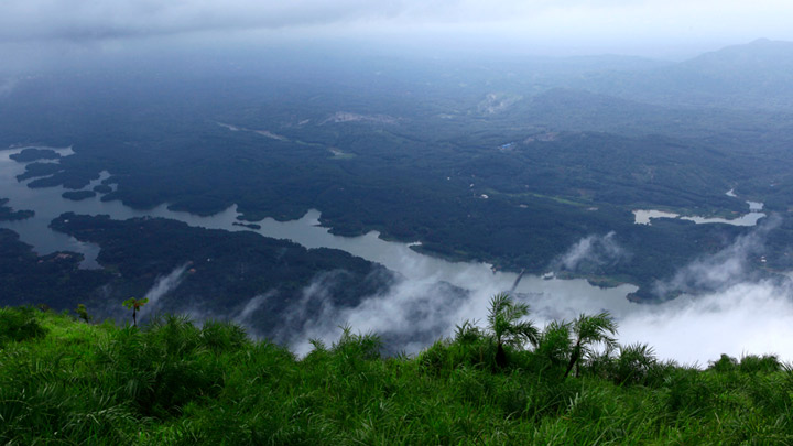 Ilaveezhapoonchira