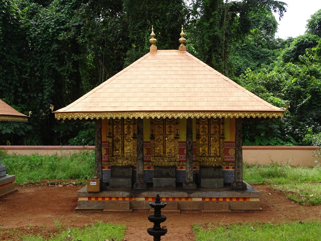 Anjootambalam Veererkavu Theyyam Kavu