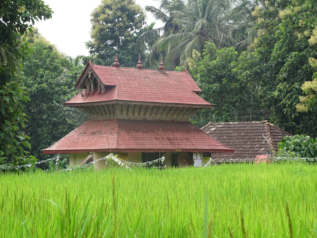 Madiyan Koolam Temple, Outer view