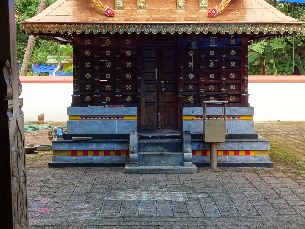 Sub-deity shrine, Anjootambalam Veererkavu Temple