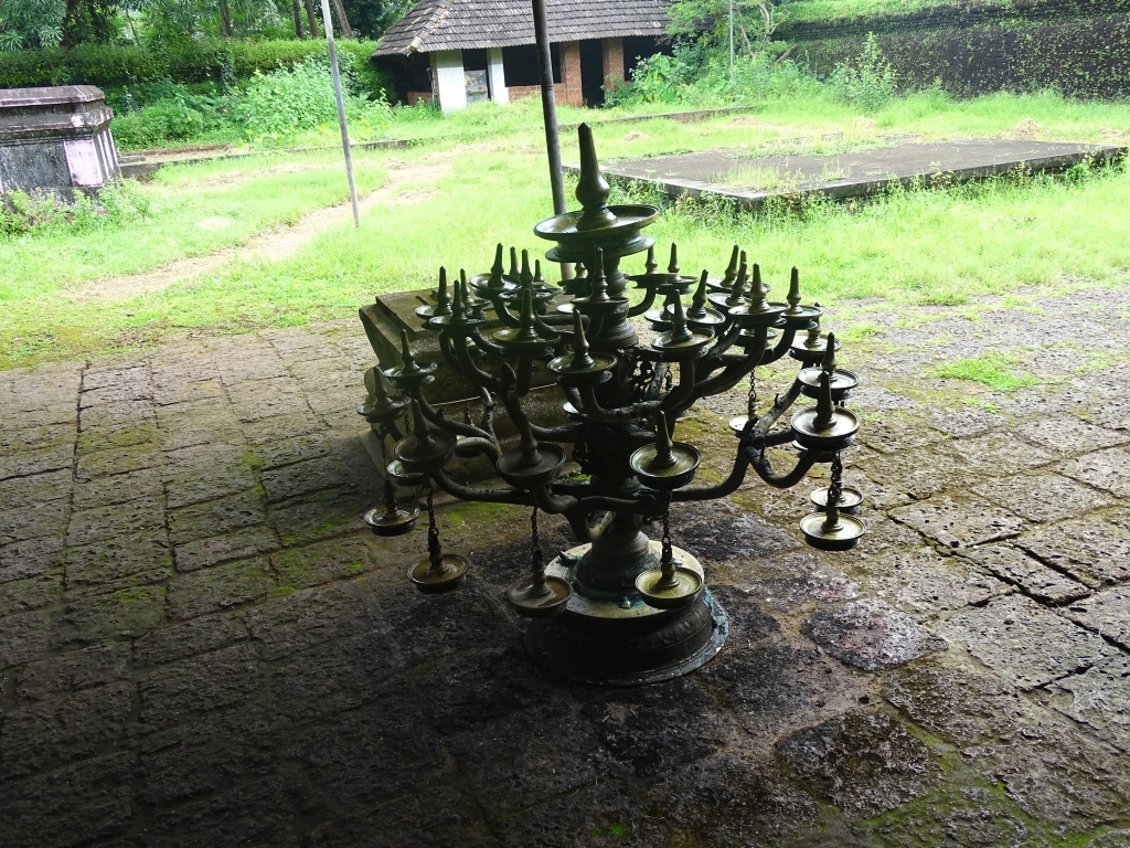Traditional bronze lamp or Vilakku
