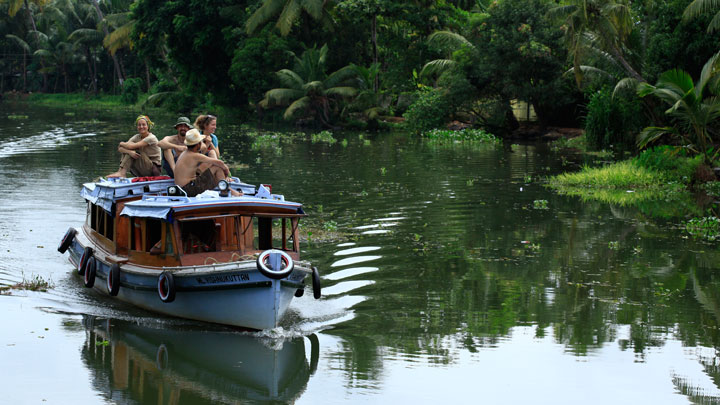 Cruise through the soothing stretch of backwaters in Kochi, Ernakulam 