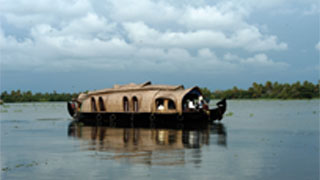 Casa flotante en los remansos de Kerala