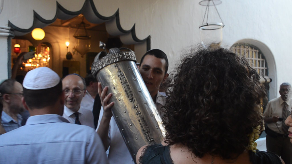 Carrying Torah during Reunion Festival
