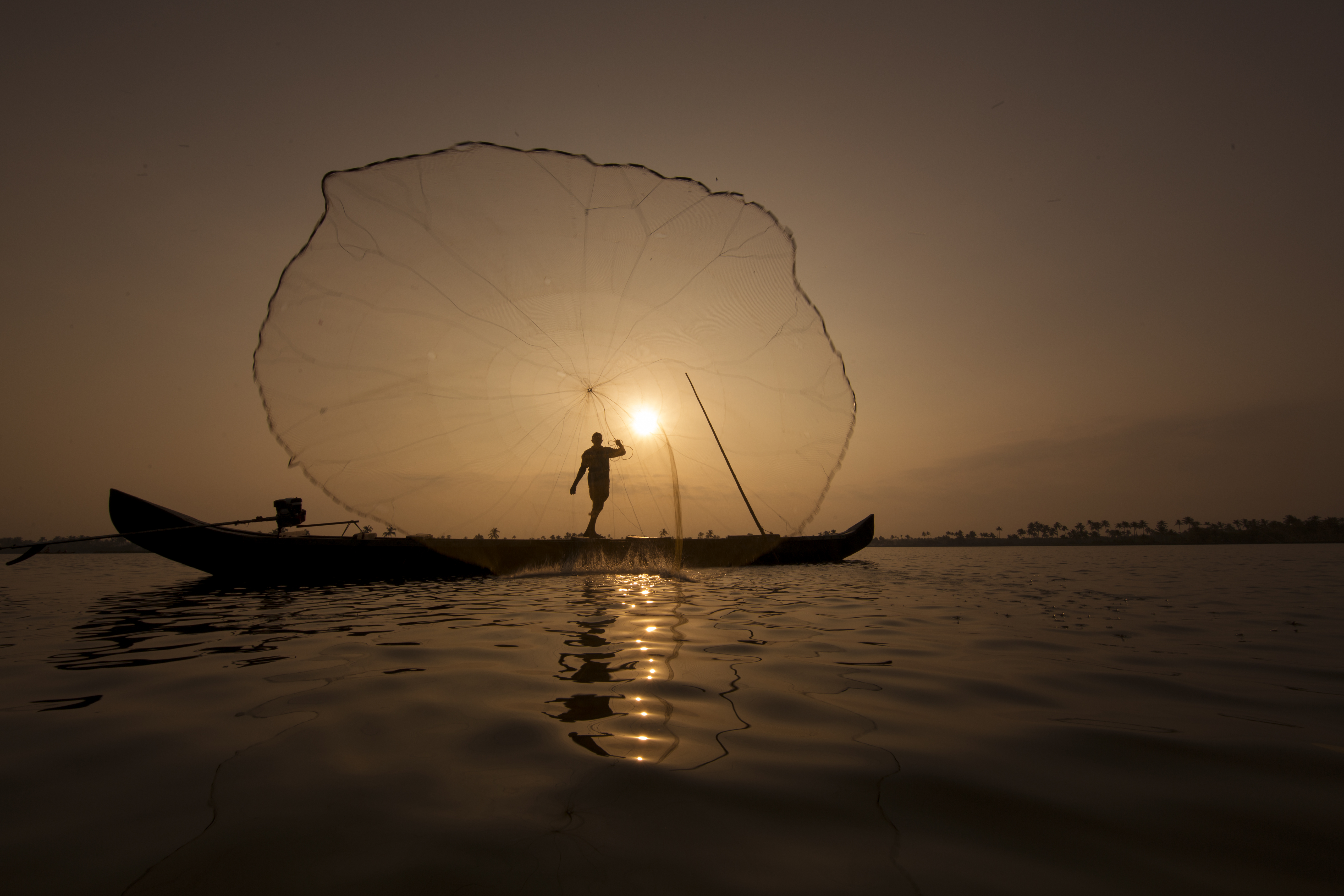 https://www.keralatourism.org/images/picture/hri/Fishing_nets_in_the_backwaters_of_Kerala_1629.jpg