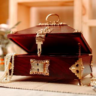 Nettur Petti | Handpainted Ornament Box, 10x7 Inch | Kerala Handicrafts